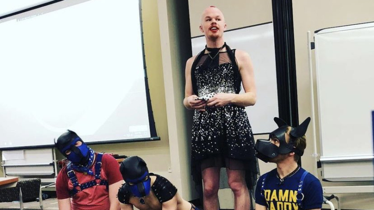 LGBTQ in politischen Ämtern: Biden ernennt Drag Queen mit Hundefetisch zum Leiter der obersten amerikanischen Atombehörde