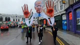 Demonstranten in Irland gehen auf die Straße und beschuldigen US-Präsident Joe B...