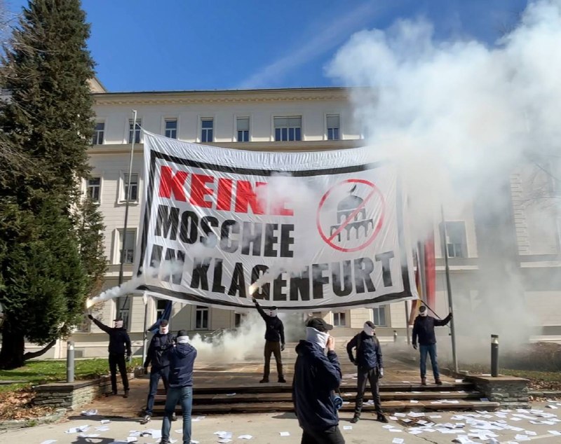Aktion gegen Großmoschee in Klagenfurt! Heute protestierten Kärntner Aktivisten ...
