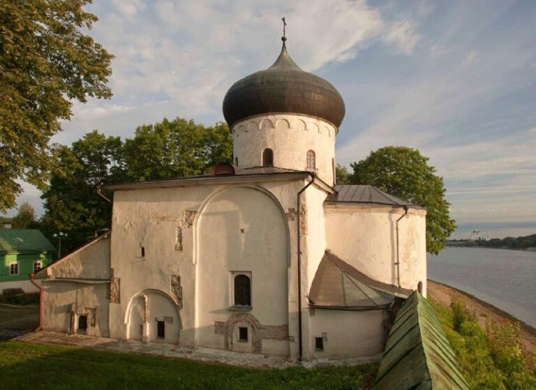 Die Erlöser-Verklärungskathedrale des Miroschski-Klosters in Pskow