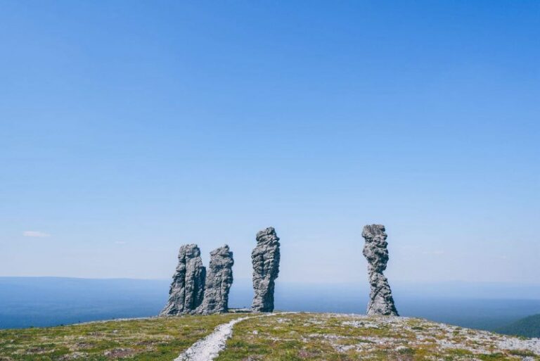 Die sieben starken Männer: Manpupunjor-Felsen im Nordural