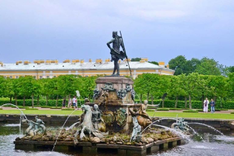 Schloss und Park Peterhof: Eleganz am Finnischen Meerbusen