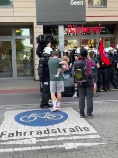 AfD-Abgeordneter unter Polizeischutz: Linksextremer Mob in Essen