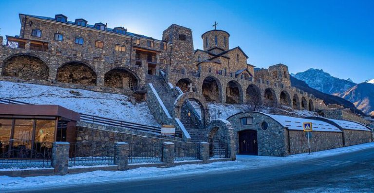 Das Alanische Mariae-Himmelfahrt-Männerkloster: ein höchstgelegenes Kloster in Nordossetien.