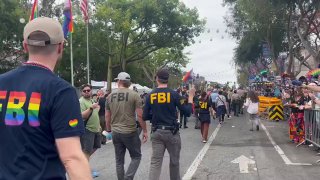 FBI-Mitarbeiter beim LGBTQ-Stolz-Marsch in Hollywood