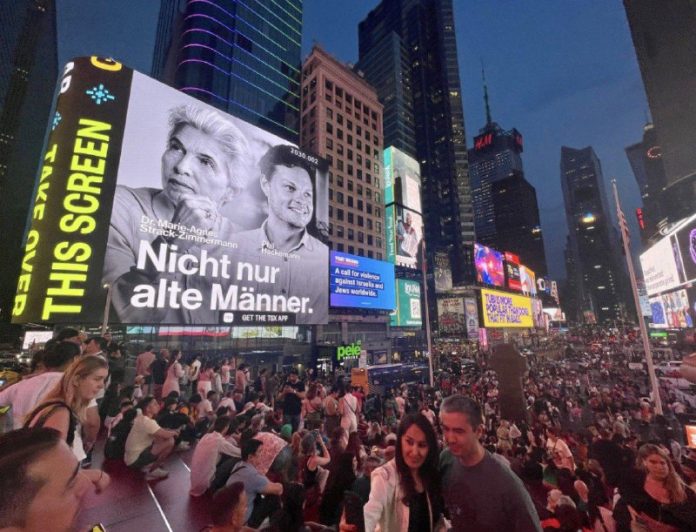 FDP wirbt mit Strack-Zimmermann am New Yorker Times SquareOffenbar ist der deuts...