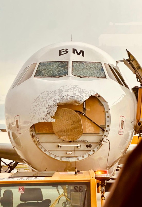 Flugzeug der Austrian Airlines verliert durch Hagel seine Nase