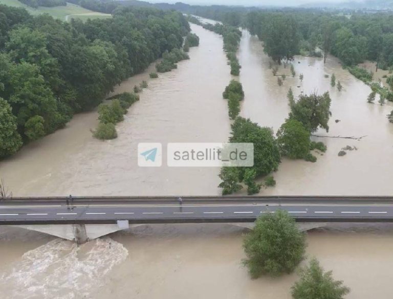 Hochwasser in Süddeutschland: Damm bricht, Evakuierung läuft