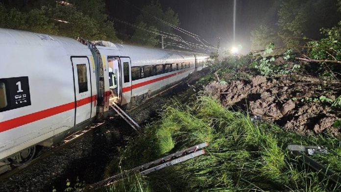 Baden-Württemberg: ICE-Waggons nach Erdrutsch entgleistIm baden-württembergische...