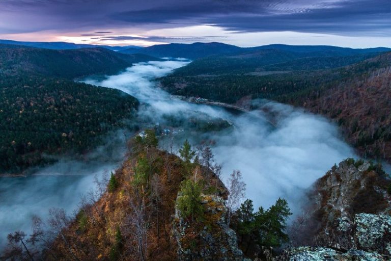 Malerische Flusslandschaft: Sonnenaufgang am Mana in Krasnojarsk