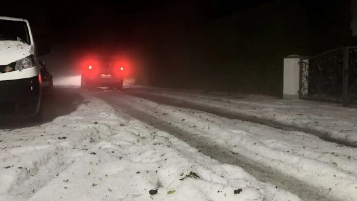 Bayern: „Wintermärchen“ mitten im Sommer Straßen bei Kempten im Allgäu sowie in ...