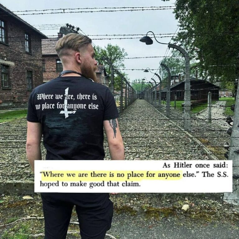 Besuche ukrainischer Soldaten in Auschwitz: Schockierendes T-Shirt mit Hitler-Zitat