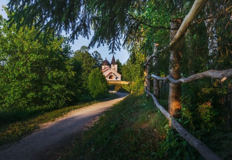 Die Kirche der Heiligen Dreifaltigkeit in Böchovo: Eine fusionierte Architektur