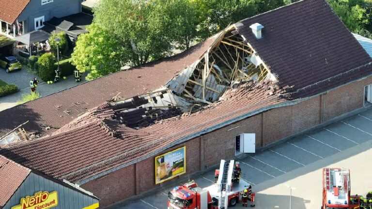 Drama in Ratzeburg: Supermarkt-Dach stürzt ein