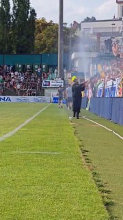 Fußballfans fordern „Dusche“ von Feuerwehr – ungewöhnliche Abkühlung im Stadion