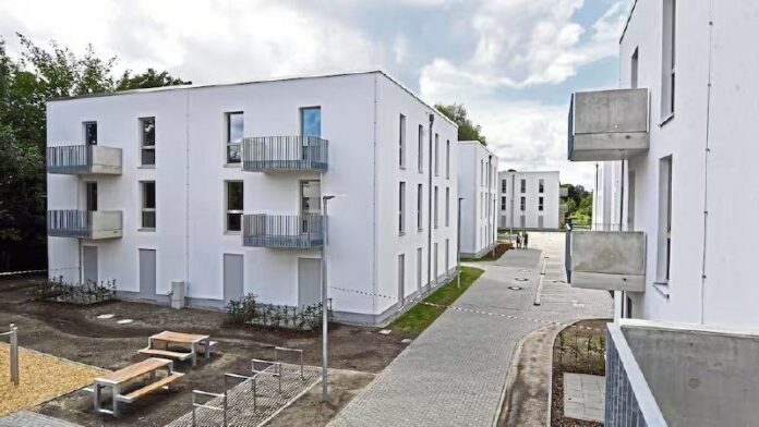 Hunderte Flüchtlinge ziehen in moderne Apartmenthäuser in Berlin Während Berlin ...