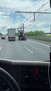 Hybrider LKW lädt in Deutschland an Oberleitungen auf