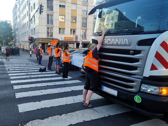 Klima-Kleber blockieren Verkehr in Linz: Protest gegen Treibhausgas-Emissionen