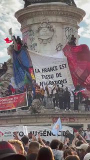 Massendemonstrationen in Paris: Plakat mit Aufschrift „Frankreich ist ein Land der Migration“