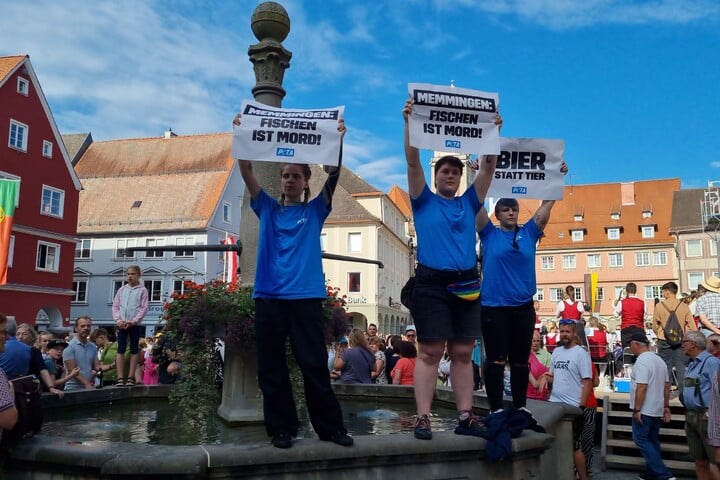 Peta-Aktivisten protestieren beim Fischertag in Memmingen