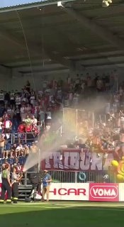 Tschechische Fußballfans feiern mit aufblasbaren Ringen 🥸⚽️