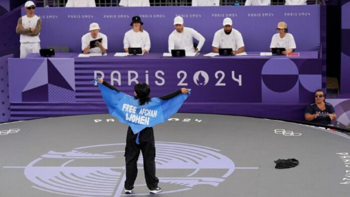 Afghanische Breakerin bei Olympia nach Botschaft für Frauenrechte disqualifizier...