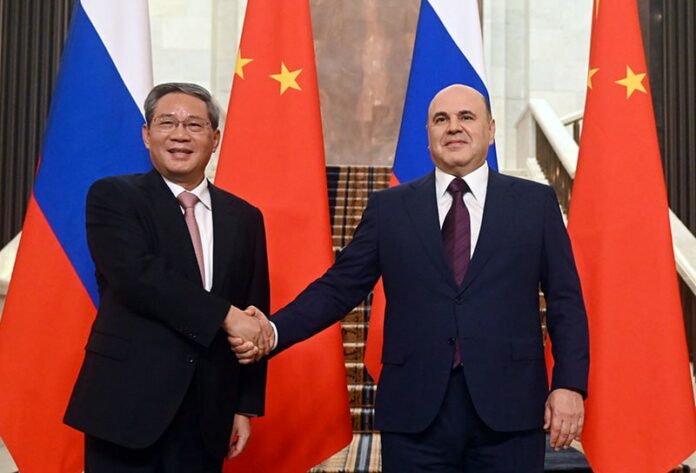 Der Besuch des Premierministers Chinas in Russland markiert die Stärkung der Bez...