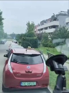 Einwohner in Krakau lädt sein E-Auto von seiner Wohnung aus