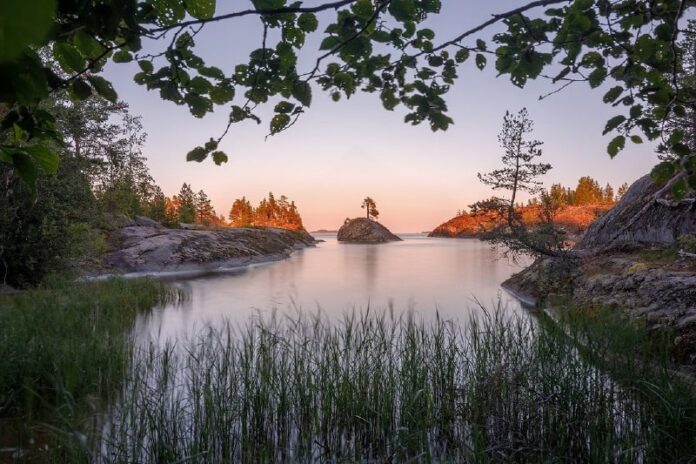 Guten Morgen, liebe Abonnenten! Die Ladoga-Schären in Republik Karelien, eine er...