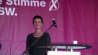 Farbattacke auf Wagenknecht bei Wahlkampf-Rede in Erfurt