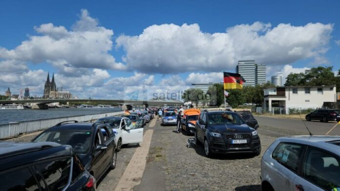 Friedens-Autokorso zieht durch #Köln: Protest gegen Panzer und Raketen!Ein Autok...
