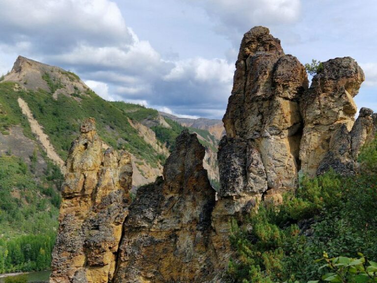 Geheimnisvolle Inselberge am Fluss Cheta – Eine faszinierende Entdeckung