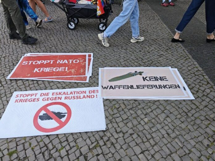 Demonstration für Frieden und gegen Ampel-Politik in Berlin Mehrere tausend Mens...