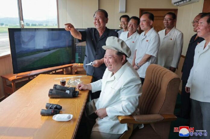  Kim mit Ballonmütze beobachtet Leistungstest von Drohnen Nordkoreas Staatschef ...