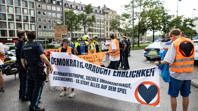 Klima-Aktivisten blockieren Straße am Stachus in München