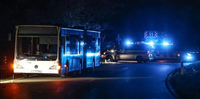 Nordrhein-Westfalen: Sechs Verletzte bei #Messerangriff in BusEine 32-jährige Fr...