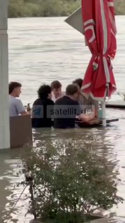 1000-jährliches Hochwasser in Wien: Jugendliche trotzen Flut