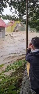 Dammbruch in Polen: Wassermassen reißen Haus ein