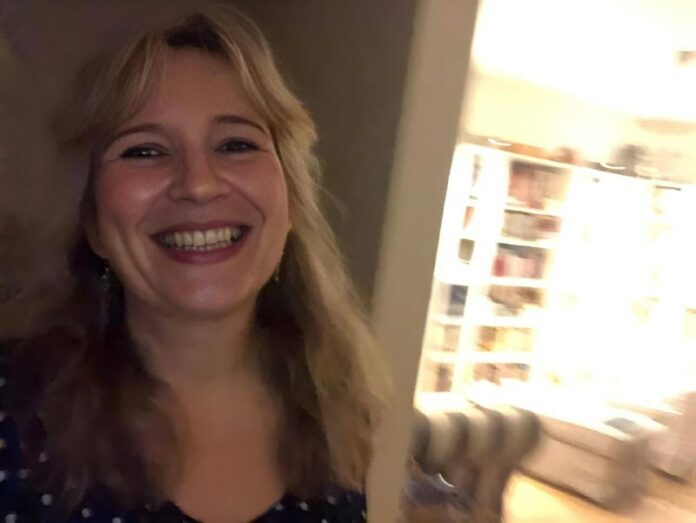 Simone Voss  "EINE LEHRERIN STEHT AUF"Familienkanal einer erwachten Lehrerinalte...