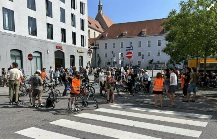 Klimaaktivisten blockieren zentralen Platz in Regensburg#Klimaaktivisten haben s...
