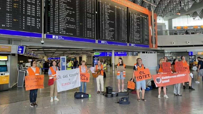 Klimaaktivisten protestieren am Flughafen Frankfurt gegen fossile Subventionen