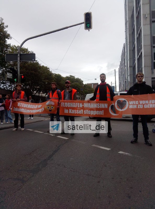 Klimaaktivisten protestieren gegen Rettung Kassel Airports