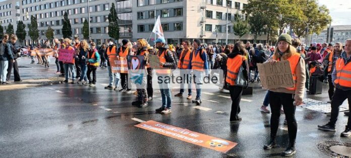 „Letzte Generation“ blockiert Kreuzung in Kasseler Innenstadt Etwa 180 bis 200 K...