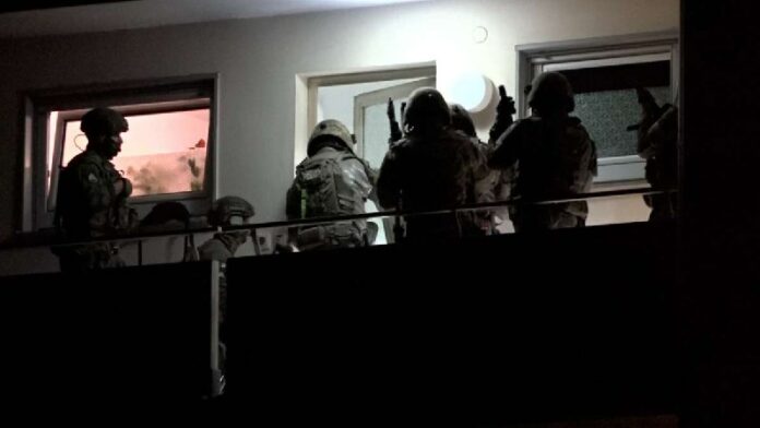 Messerangriff auf eigene Ehefrau: Spezialeinsatzkräfte nehmen Mann festIn Nürnbe...