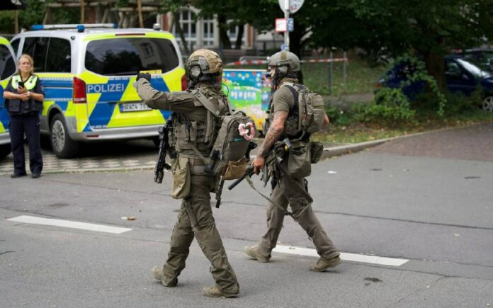 Großeinsatz der Polizei in der Agentur für Arbeit in Wuppertal Es seien vor Ort ...