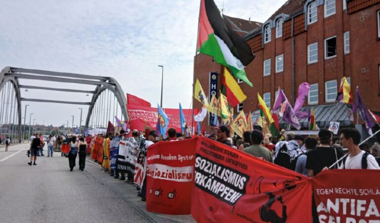 Protest gegen Rüstungsindustrie: Hunderte in Kiel demonstrieren