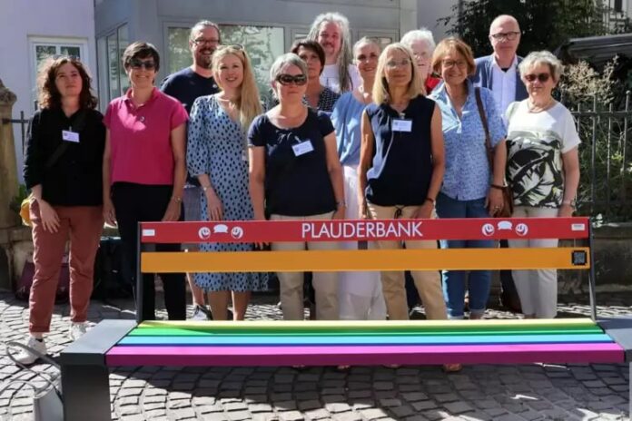 Die Stadt Landau baut für 7.000 Euro Regenbogen-PlauderbänkeAn drei verschiedene...