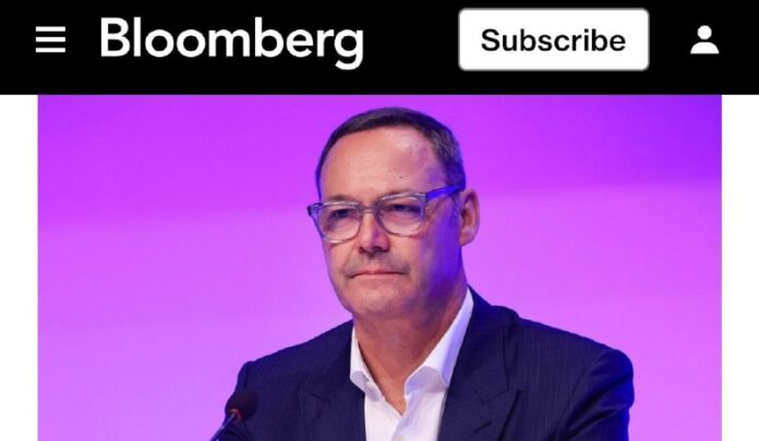 CEO des Stahlwerksbereichs Thyssenkrupp AG wird das Unternehmen zusammen mit meh...