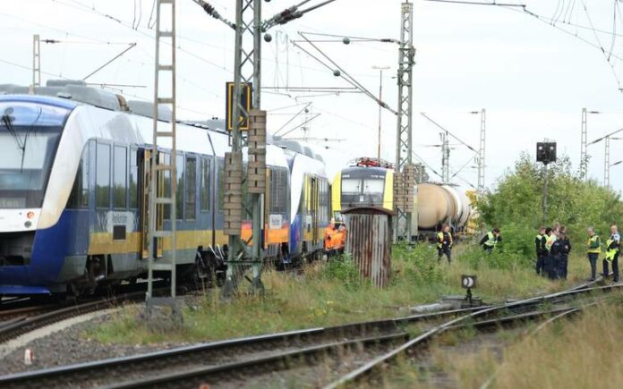 NRW: Zwei Züge kollidieren – 14 VerletzteIm nordrhein-westfälischen Moers sind a...