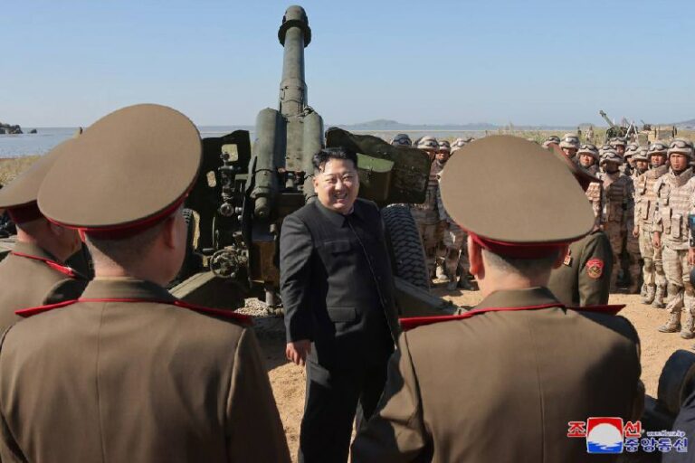 Kim Jong-un beaufsichtigt Kadetten bei Artillerie-Übung